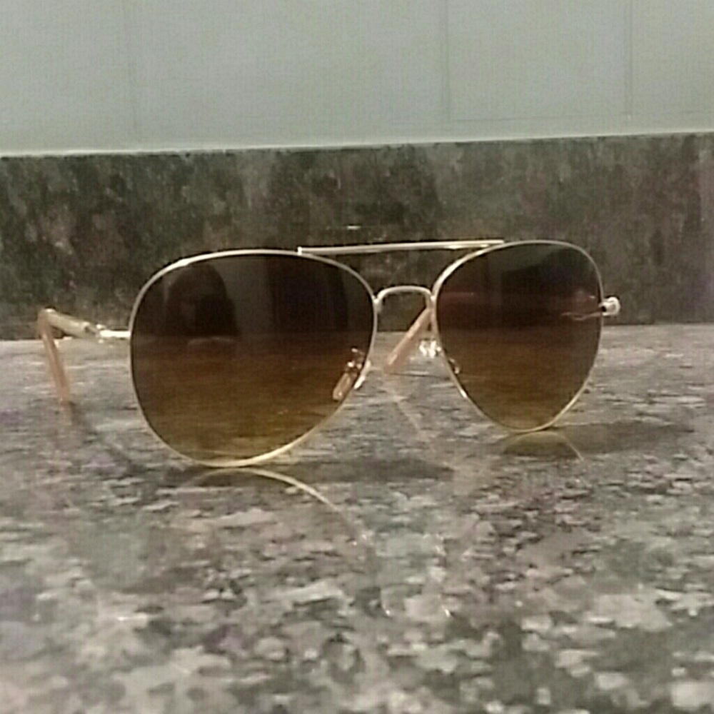 I am selling women's sunglasses.